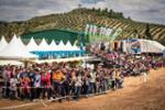 Miles de personas llenan el recinto del Festival Internacional del Aire “El Yelmo” en su segunda jornada